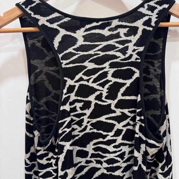 Red coral extra large, sleeveless, asymmetrical, hem, abstract, print tank top - Picture 3 of 6